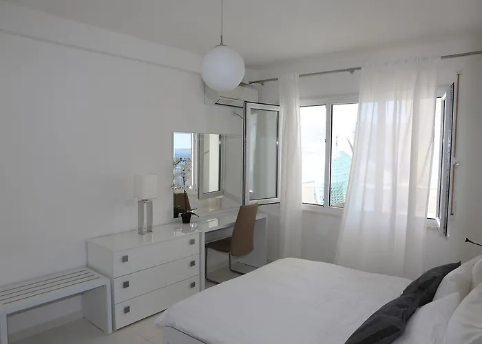 White Luxury Apartment Sarandë