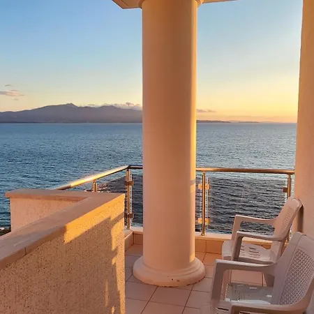 White Luxury Apartment *