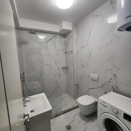 White Luxury * Sarandë