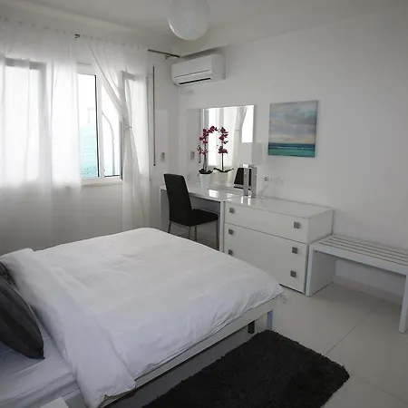 White Luxury Apartment *