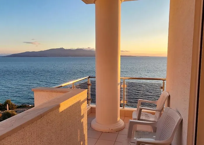 White Luxury Apartment *