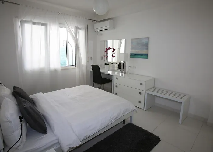 White Luxury Apartment *